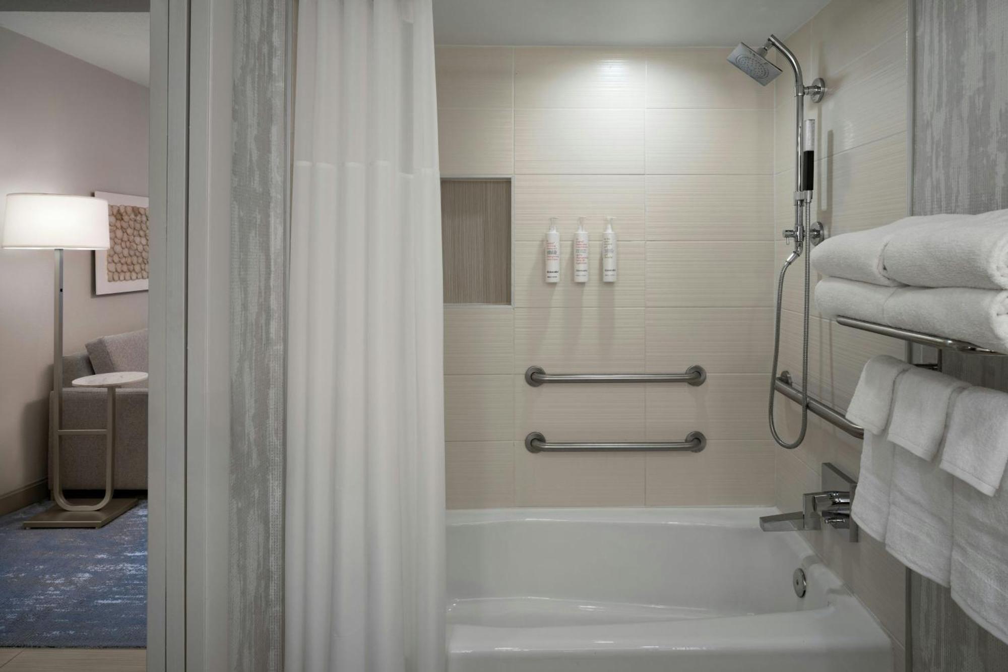 Suíte de 1 Quarto com Cama King-Size, Vista da Orla e Banheira Adaptada - Acessível a Hóspedes com Mobilidade Reduzida